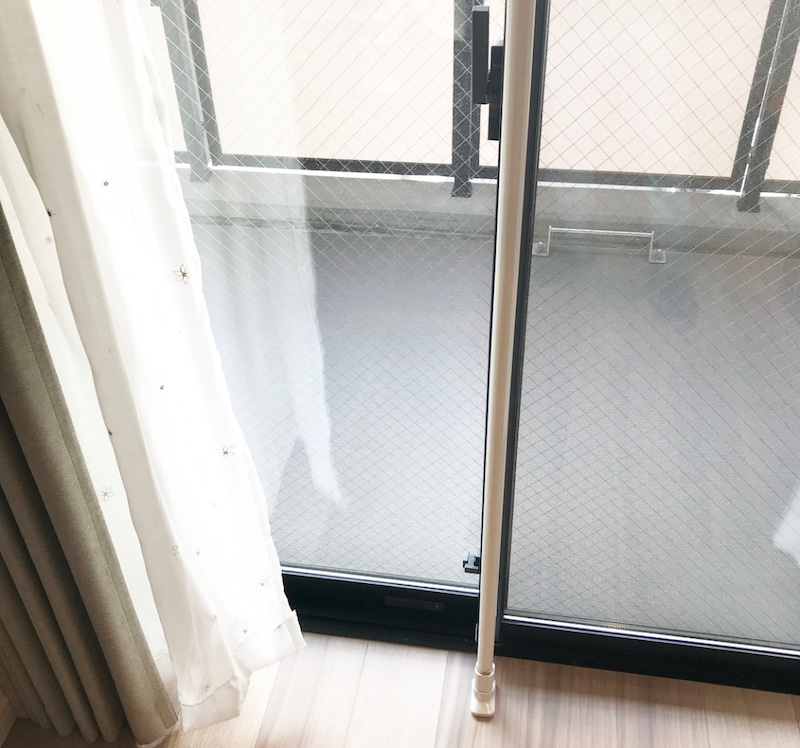 突っ張り棒を使った部屋干しハンガーの画像