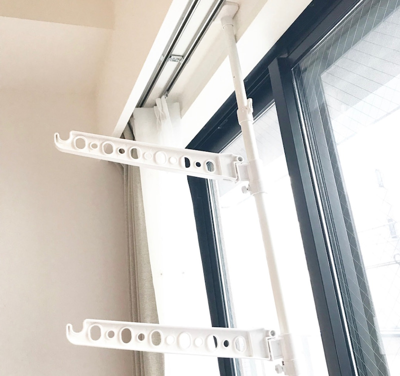 突っ張り棒を使った部屋干しハンガーの画像